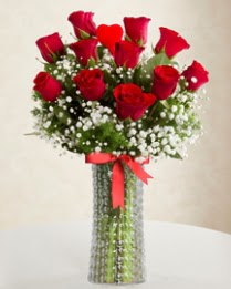 11 Adet kırmızı gül 1 adet kalp çubuk vazoda  İstanbul Taksim çiçek satışı 