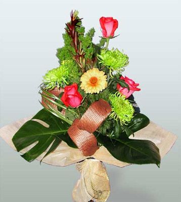  İstanbul Taksim çiçek gönderme  3 adet gül 4 adet gerbera çiçegi sade buket