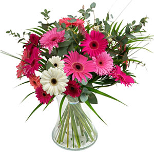 15 adet gerbera ve vazo çiçek tanzimi  İstanbul Taksim internetten çiçek satışı 