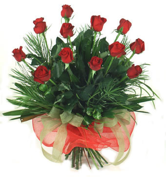 Çiçek yolla 12 adet kirmizi gül buketi  İstanbul Taksim çiçek online çiçek siparişi 