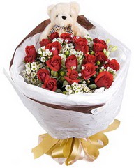 15 cm boyutlarinda ayicik ve 12 adet gül  İstanbul Taksim çiçek , çiçekçi , çiçekçilik 