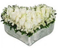  İstanbul Taksim hediye sevgilime hediye çiçek  9 adet beyaz gül mika kalp içerisindedir