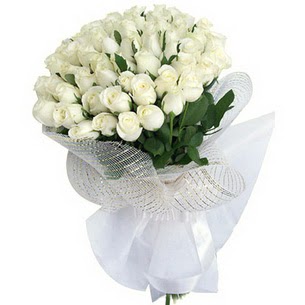  İstanbul Taksim hediye sevgilime hediye çiçek  51 adet beyaz gülden buket tanzimi