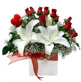  İstanbul Taksim çiçek satışı  1 dal kazablanka 11 adet kırmızı gül vazosu
