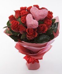12 adet kırmızı gül ve 2 adet kalp çubuk  İstanbul Taksim online çiçek gönderme sipariş 