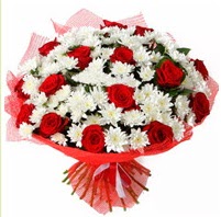 11 adet kırmızı gül ve beyaz kır çiçeği  İstanbul Taksim ucuz çiçek gönder 