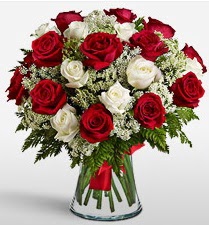 Vazoda 12 kırmızı 12 beyaz gül tanzimi  İstanbul Taksim çiçek siparişi vermek 