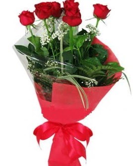 5 adet kırmızı gülden buket  İstanbul Taksim hediye sevgilime hediye çiçek 