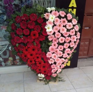 Kalp pano kalp şeklinde pano çiçeği  İstanbul Taksim çiçek , çiçekçi , çiçekçilik 