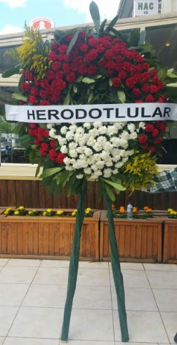 Cenaze çelengi cenazeye çiçek modeli  İstanbul Taksim çiçek gönderme sitemiz güvenlidir 