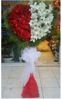 Özel üstü özel kalp çiçek tanzimi  İstanbul Taksim yurtiçi ve yurtdışı çiçek siparişi 