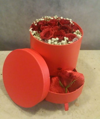 Çekmeceli kutu içerisinde çikolata ve güller  İstanbul Taksim çiçek gönderme sitemiz güvenlidir 