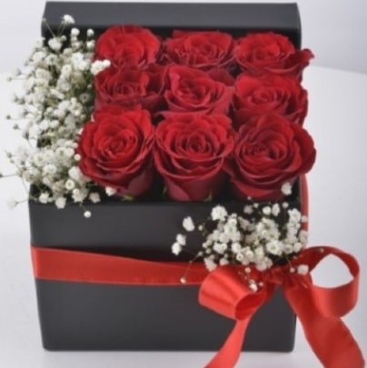 Kutu içerisinde 9 adet kırmızı gül  İstanbul Taksim çiçek , çiçekçi , çiçekçilik 
