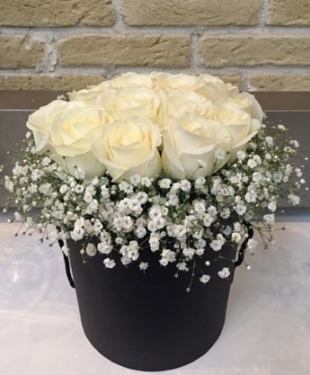 19 adet beyaz gülden görsel kutu çiçeği  İstanbul Taksim çiçek , çiçekçi , çiçekçilik 