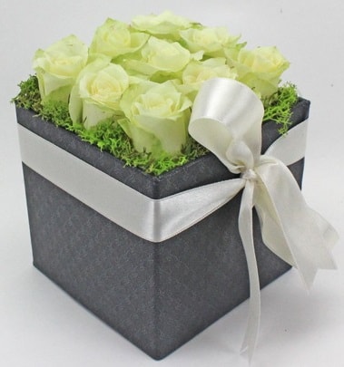 9 adet beyaz gülden özel kutu çiçeği  İstanbul Taksim çiçek , çiçekçi , çiçekçilik 